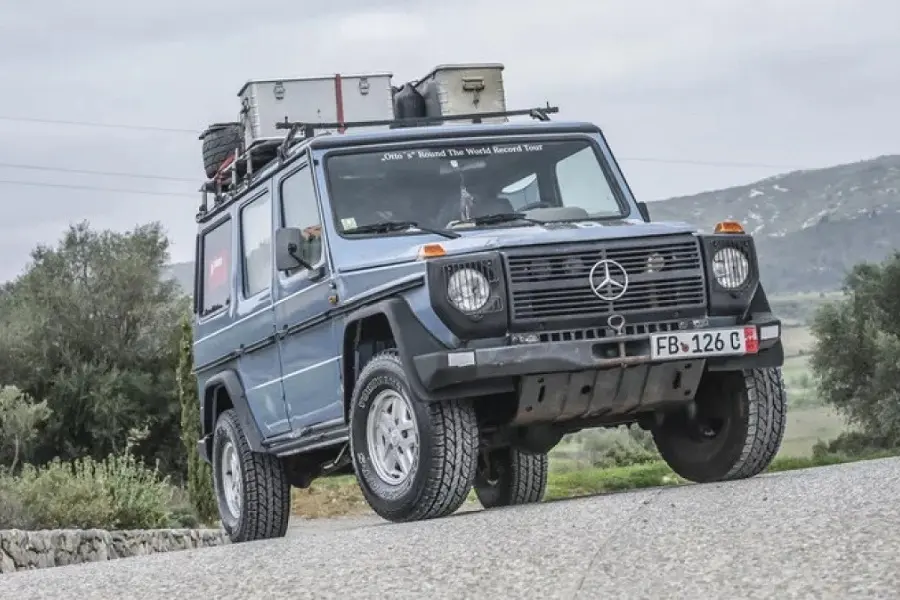 https://otohoangkim-storage.sgp1.cdn.digitaloceanspaces.com/10-ly-do-khien-mercedes-gwagon-lai-dat-do-den-vay-3-900x900.webp