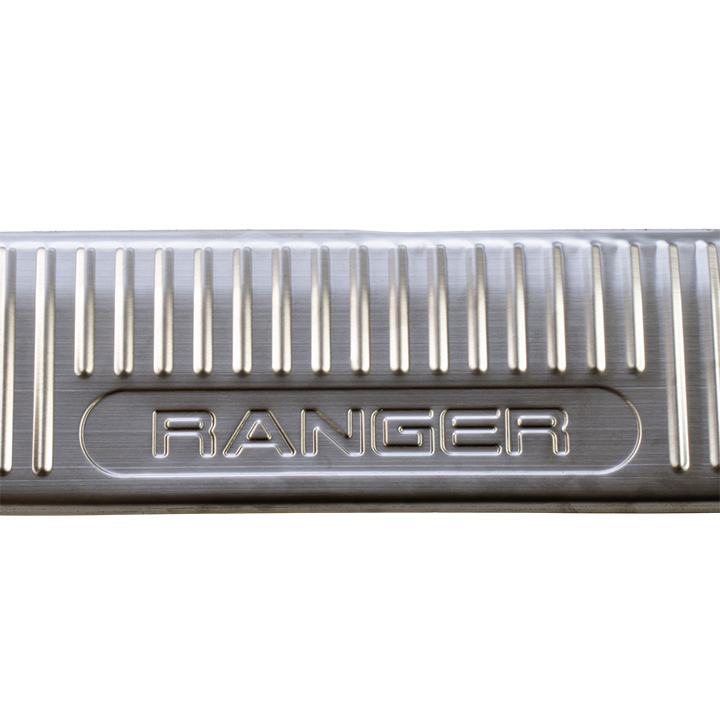 nep-buoc-chan-trong-ford-ranger-2022-inox-1