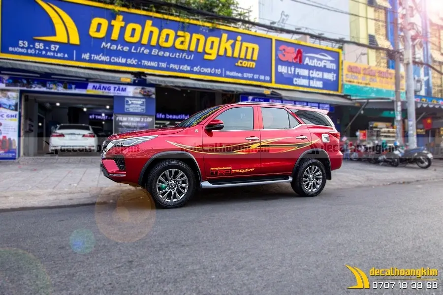 Dán tem Fortuner tạo điểm nhấn nổi bật cho ngoại thất xe