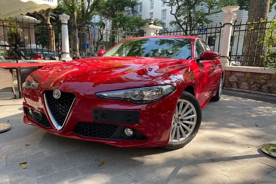 https://otohoangkim-storage.sgp1.cdn.digitaloceanspaces.com/alfa-romeo-giulia-dau-tien-ve-viet-nam-khong-phai-de-ban-0-900x900.webp