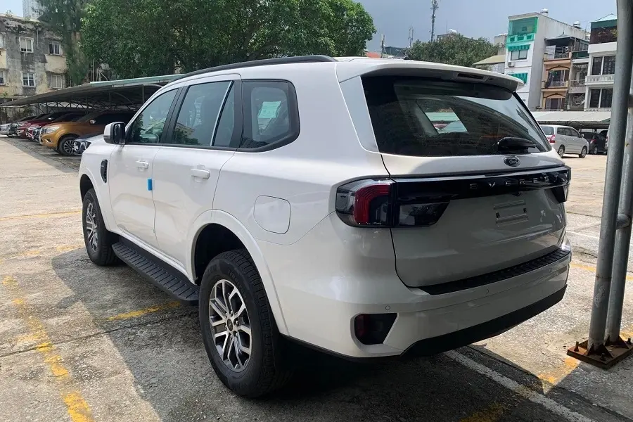 https://otohoangkim-storage.sgp1.cdn.digitaloceanspaces.com/anh-thuc-te-ford-everest-2022-ban-tieu-chuan-vua-ve-dai-ly-re-va-2-900x900.webp