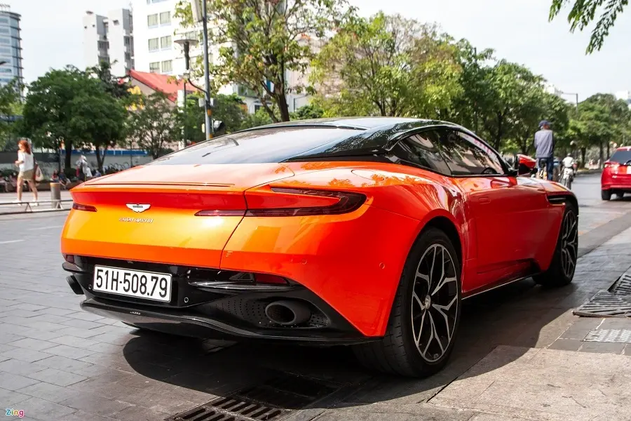 https://otohoangkim-storage.sgp1.cdn.digitaloceanspaces.com/aston-martin-db11-mau-doc-xuat-hien-tai-tp-hcm-2-900x900.webp