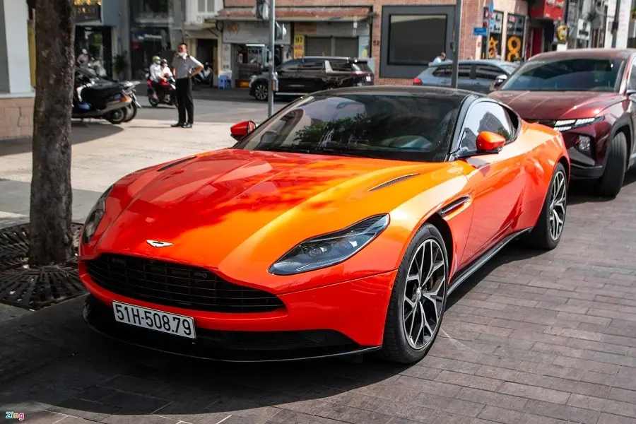 https://otohoangkim-storage.sgp1.cdn.digitaloceanspaces.com/aston-martin-db11-mau-doc-xuat-hien-tai-tp-hcm-5-900x900.webp