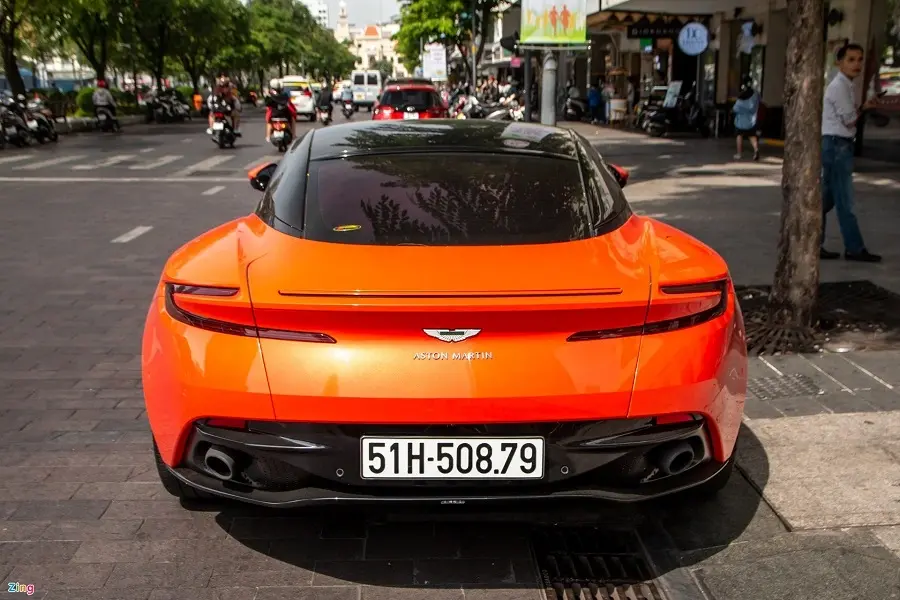 https://otohoangkim-storage.sgp1.cdn.digitaloceanspaces.com/aston-martin-db11-mau-doc-xuat-hien-tai-tp-hcm-6-900x900.webp