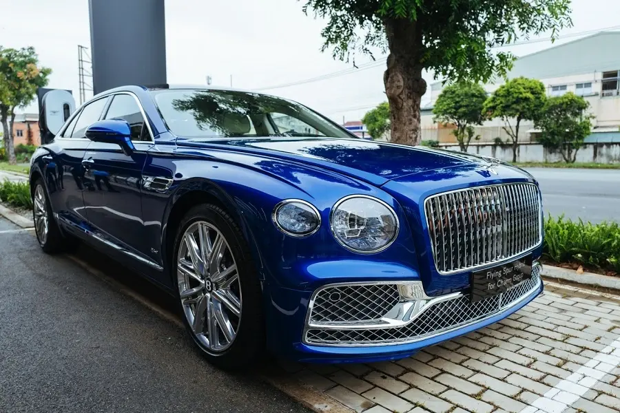 https://otohoangkim-storage.sgp1.cdn.digitaloceanspaces.com/bentley-flying-spur-hybrid-moi-ra-mat-tai-viet-nam-co-gi-dac-biet-1-900x900.webp