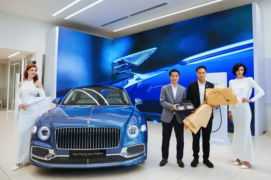 https://otohoangkim-storage.sgp1.cdn.digitaloceanspaces.com/bentley-flying-spur-hybrid-moi-ra-mat-tai-viet-nam-co-gi-dac-biet-10-900x900.webp