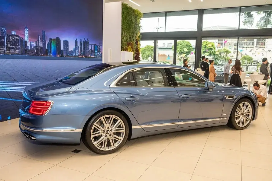 https://otohoangkim-storage.sgp1.cdn.digitaloceanspaces.com/bentley-flying-spur-hybrid-moi-ra-mat-tai-viet-nam-co-gi-dac-biet-11-900x900.webp