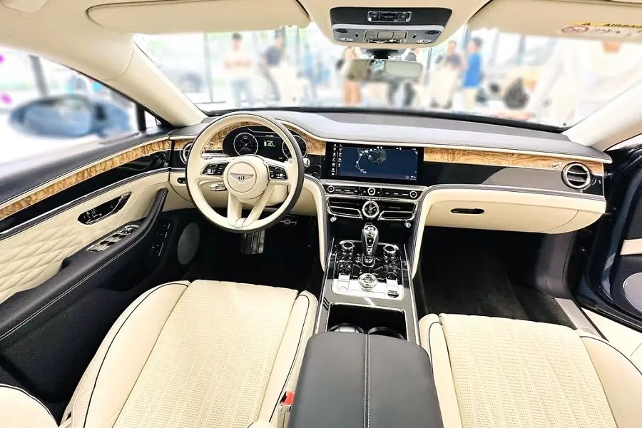 https://otohoangkim-storage.sgp1.cdn.digitaloceanspaces.com/bentley-flying-spur-hybrid-moi-ra-mat-tai-viet-nam-co-gi-dac-biet-2-900x900.webp