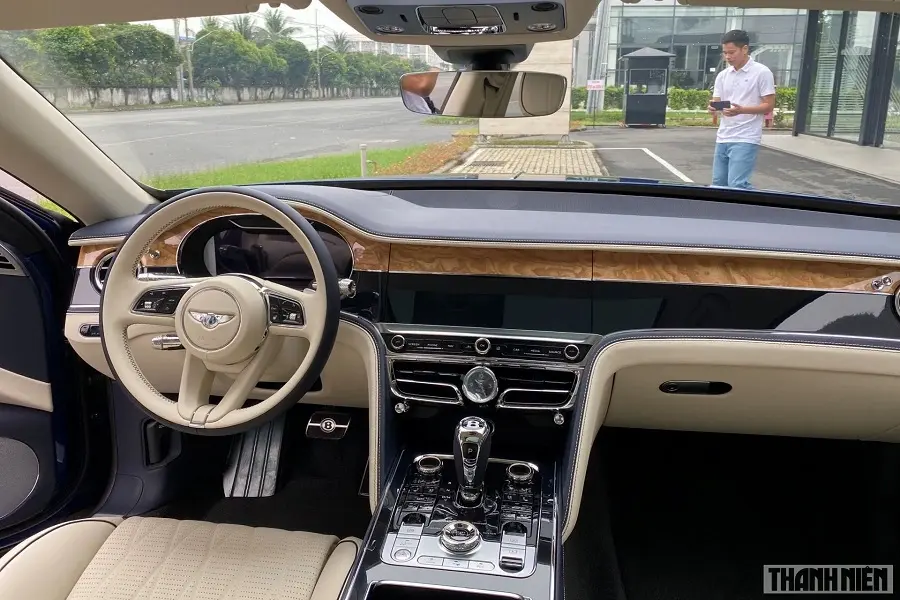 https://otohoangkim-storage.sgp1.cdn.digitaloceanspaces.com/bentley-flying-spur-hybrid-moi-ra-mat-tai-viet-nam-co-gi-dac-biet-3-900x900.webp