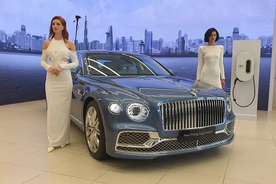 https://otohoangkim-storage.sgp1.cdn.digitaloceanspaces.com/bentley-flying-spur-hybrid-moi-ra-mat-tai-viet-nam-co-gi-dac-biet-8-900x900.webp