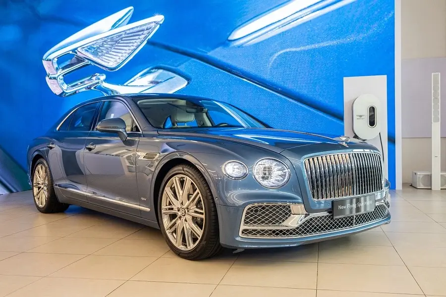 https://otohoangkim-storage.sgp1.cdn.digitaloceanspaces.com/bentley-flying-spur-hybrid-moi-ra-mat-tai-viet-nam-co-gi-dac-biet-9-900x900.webp