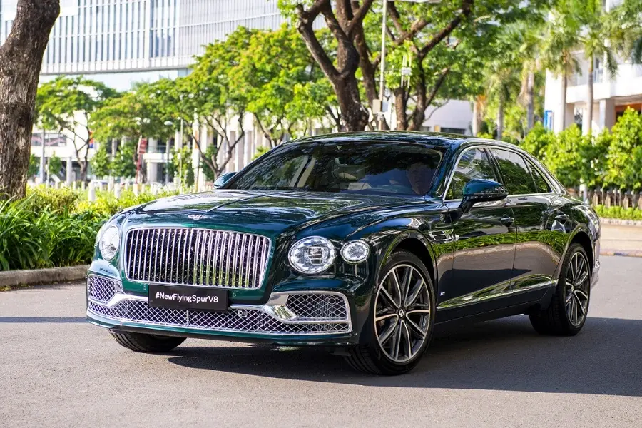 https://otohoangkim-storage.sgp1.cdn.digitaloceanspaces.com/bentley-flying-spur-v8-2022-mau-xanh-viridian-doc-la-xuat-hien-tai-vie-0-900x900.webp