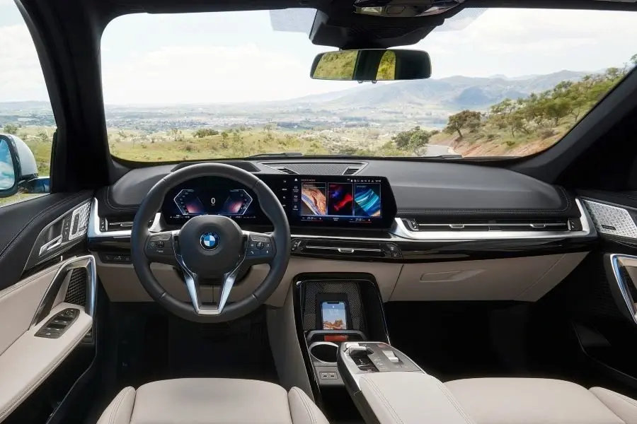 https://otohoangkim-storage.sgp1.cdn.digitaloceanspaces.com/bmw-x1-2023-ra-mat-nhieu-cong-nghe-va-rong-rai-hon-9-900x900.webp