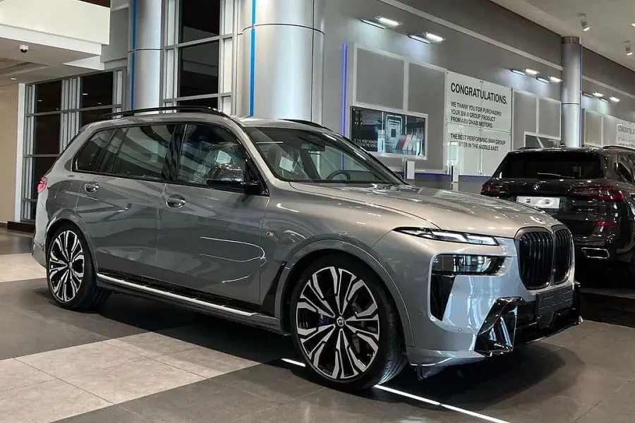 https://otohoangkim-storage.sgp1.cdn.digitaloceanspaces.com/bmw-x7-lci-2023-lo-dien-tai-viet-nam-2-900x900.webp