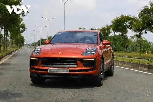 can-canh-porsche-macan-2022-mau-cam-gia-gan-4-ty-dong