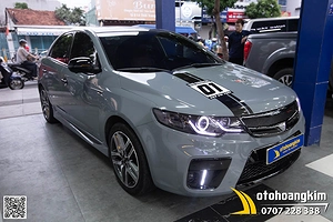 Kia Forte dán đổi màu xám xi măng