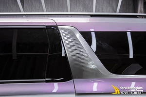 Dán đổi màu trắng ngọc trai chuyển sắc ánh tím xe Carnival (nửa thân xe)