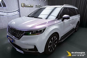 Dán đổi màu trắng ngọc trai chuyển sắc ánh tím xe Carnival (nửa thân xe)