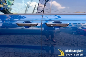 Tay cửa Kia Carnival 2022 cacbon