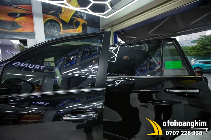 Phim cách nhiệt Avery Supreme Ceramic SCiR25 kính hông (1,524x30,48)