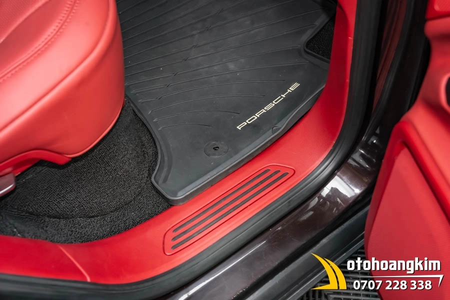 Đổi màu nội thất đỏ rượu vang xe Porsche - Ảnh 4