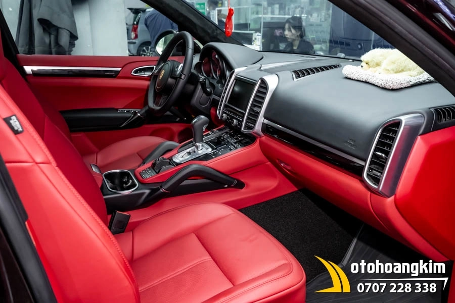 Đổi màu nội thất đỏ rượu vang xe Porsche - Ảnh 5