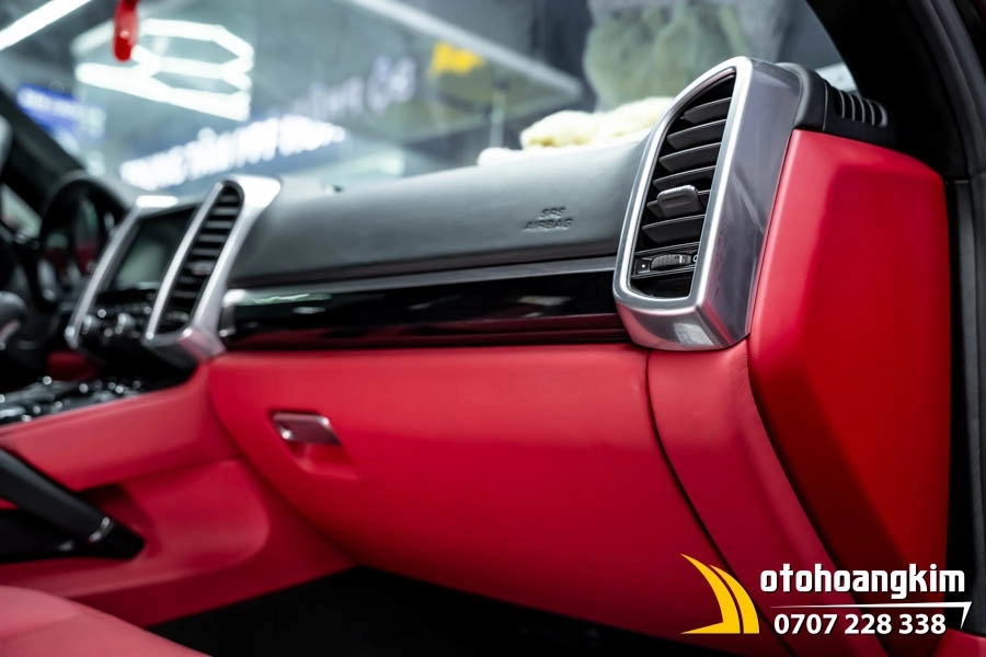 Đổi màu nội thất đỏ rượu vang xe Porsche - Ảnh 12