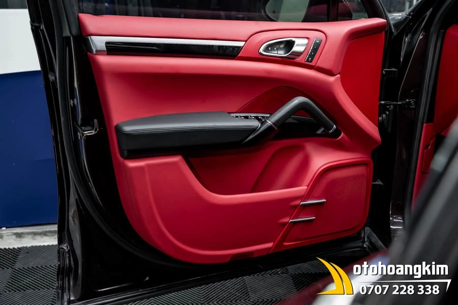 Đổi màu nội thất đỏ rượu vang xe Porsche - Ảnh 13
