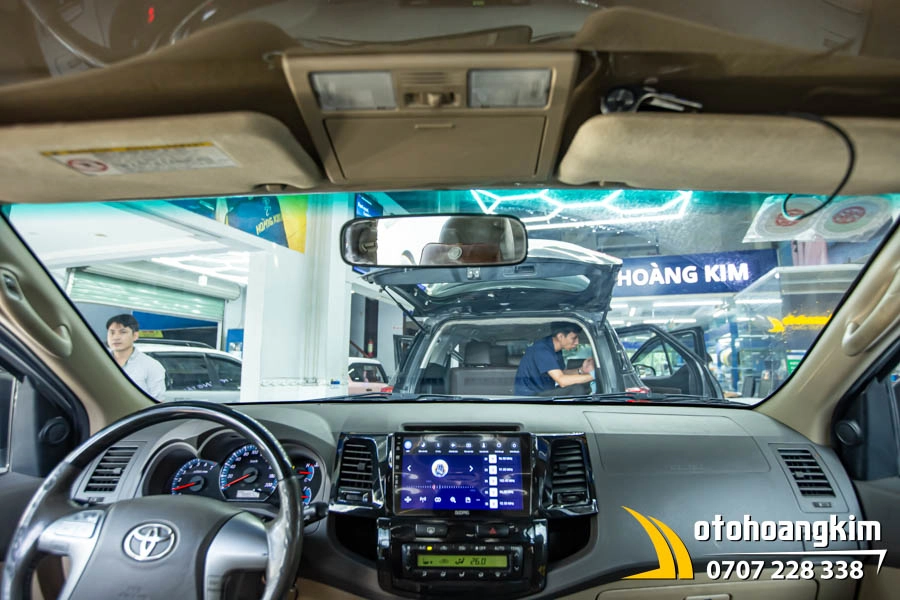 Dán phim cách Avery kính lái AC70 xe Fortuner - Ảnh 2