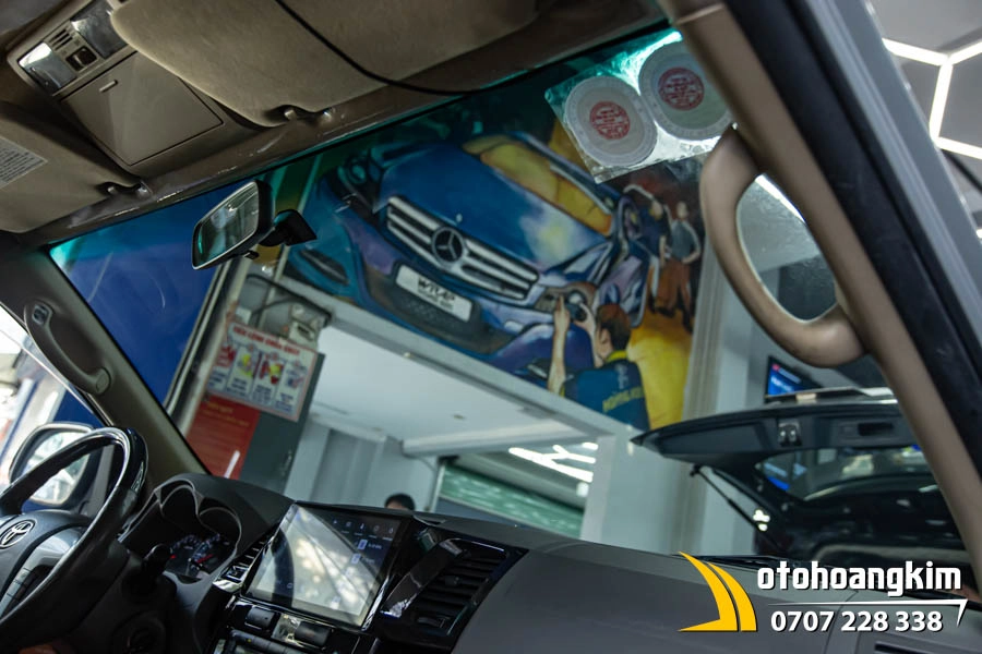 Dán phim cách Avery kính lái AC70 xe Fortuner - Ảnh 4