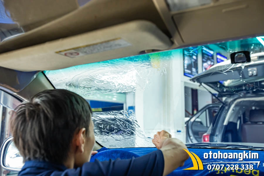 Dán phim cách Avery kính lái AC70 xe Fortuner - Ảnh 1