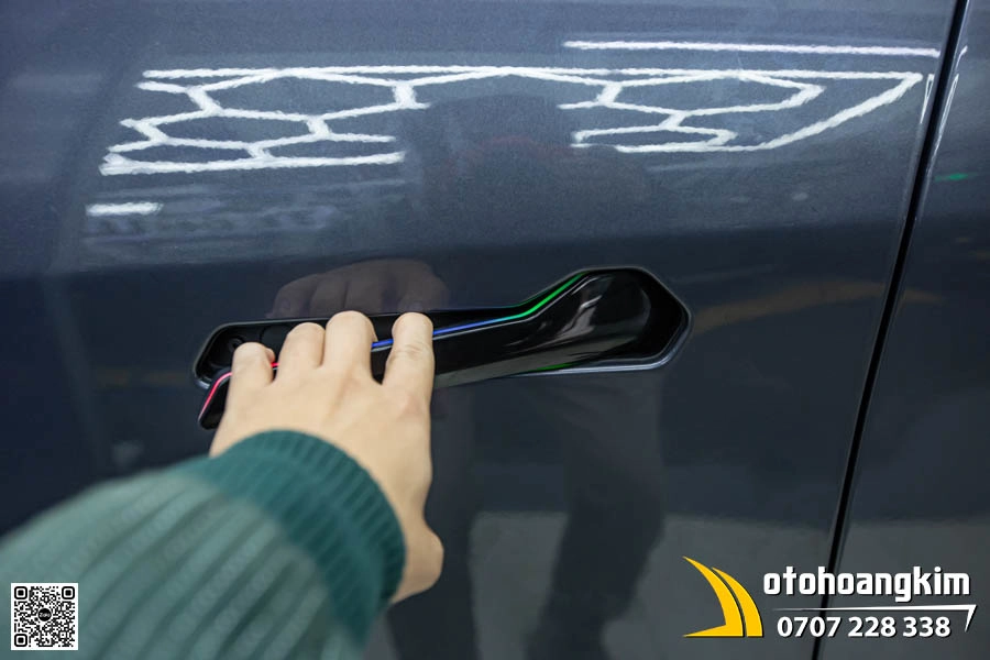 Tay cửa điện VF7 có LED - Ảnh 2