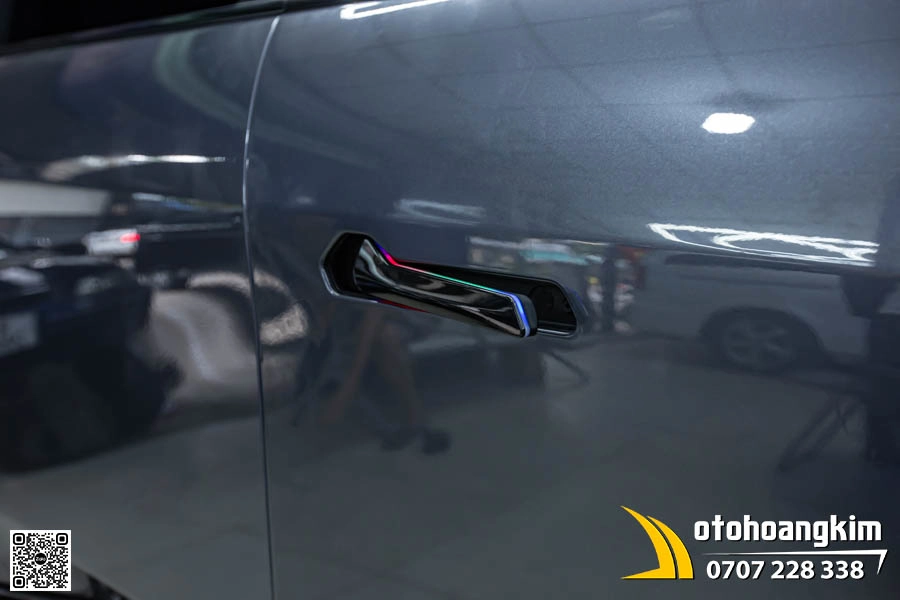 Tay cửa điện VF7 có LED - Ảnh 1