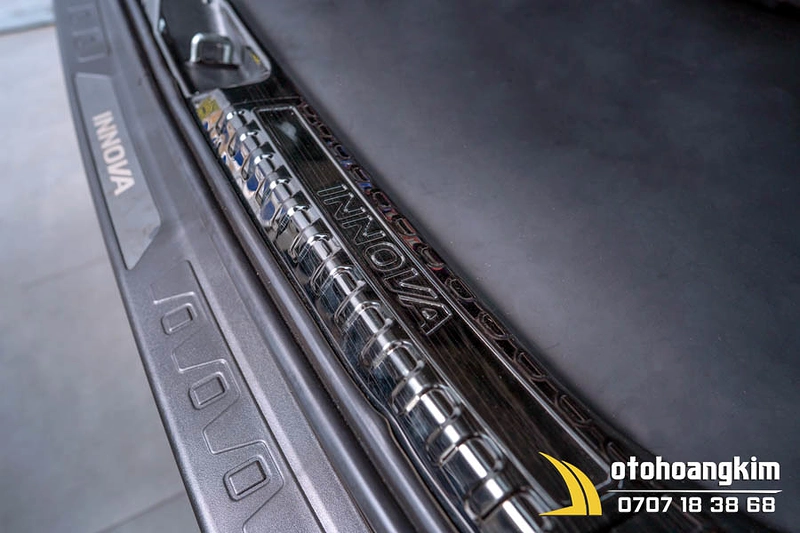 Chống trầy cốp nhựa Toyota Innova 2017 titan