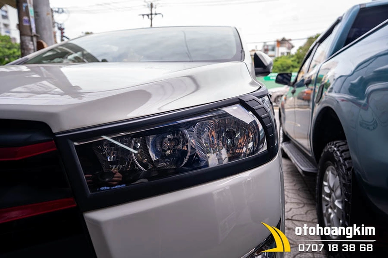 Viền đèn trước Toyota Innova 2017 đen