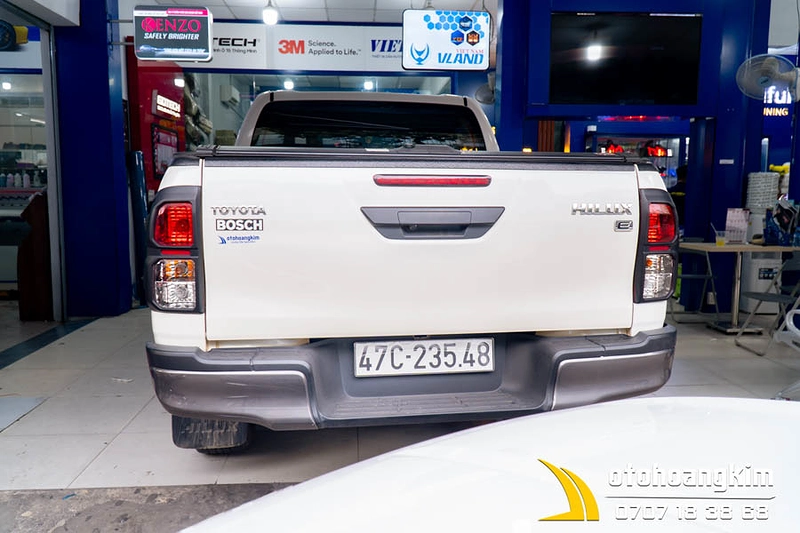 Viền đèn sau Toyota Hilux [2020] đen