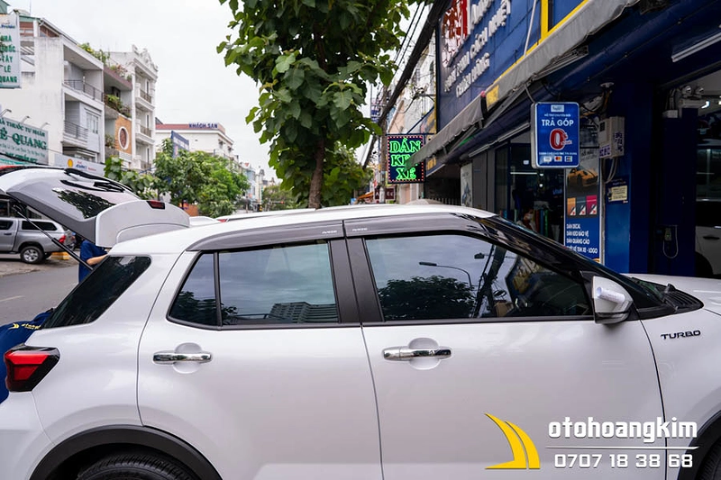 Vè che mưa Toyota Raize 2021 đen dày