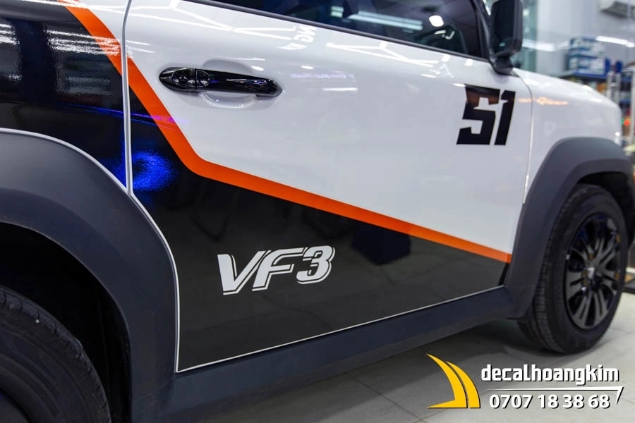 Tem xe Vinfast VF3 - Mẫu phối màu trắng - đen thể thao - Ảnh 4