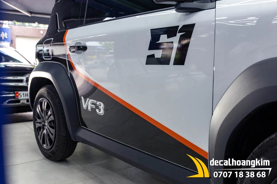 Tem xe Vinfast VF3 - Mẫu phối màu trắng - đen thể thao - Ảnh 1