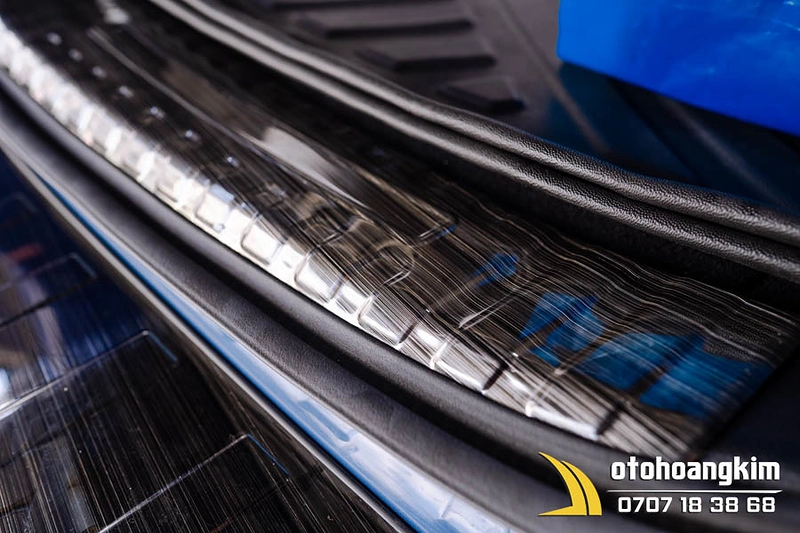 Chống trầy cốp nhựa Subaru titan