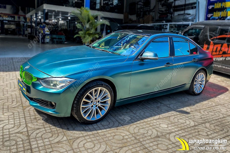 Dán đổi màu mờ bóng đá quý xanh ánh kim Bmw 320i - Ảnh 1