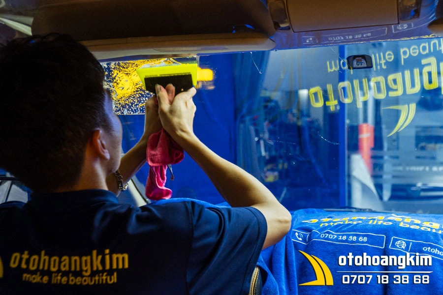 Dán Phim Cách Nhiệt Kính Lái - Ảnh 3