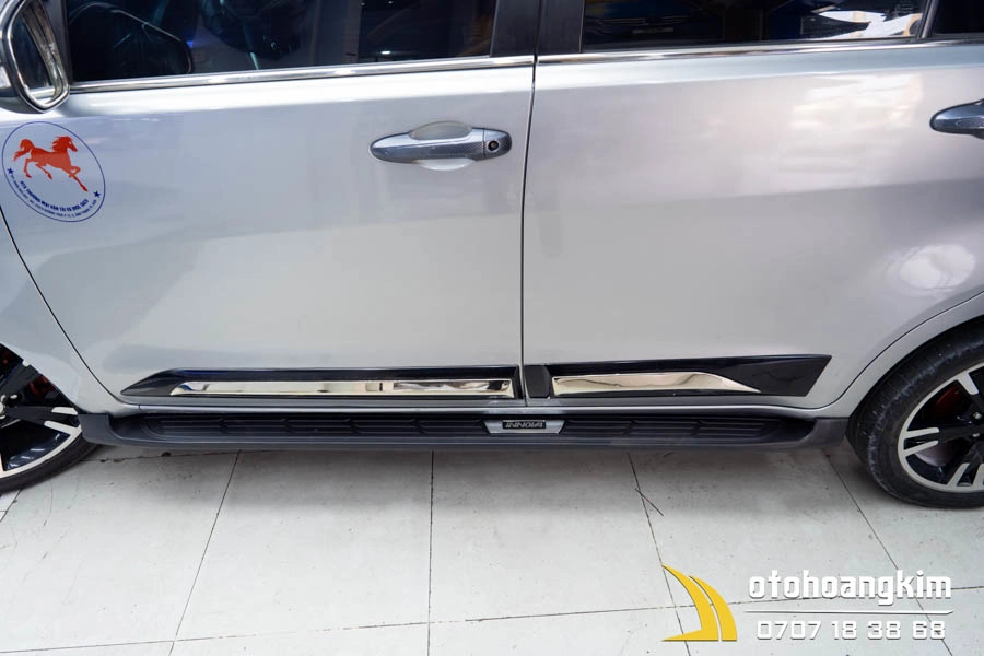 Nẹp sườn Toyota Innova 2017+ đen - Ảnh 1