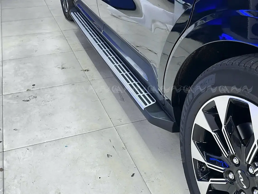 Bậc lên xuống cơ Carnival 2021+ mặt nhôm bi dài - Ảnh 5