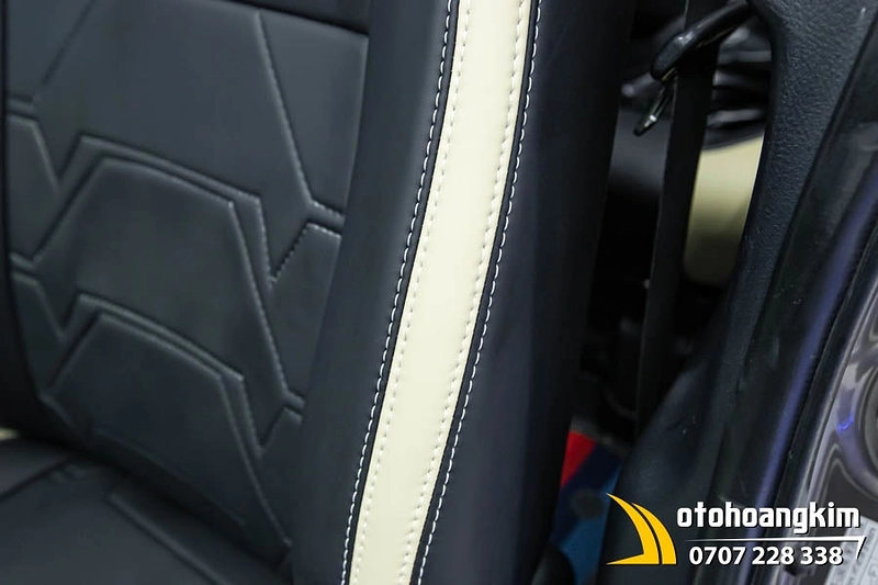 Bọc Áo Ghế Da Nappa King 6.0 Đen - Trắng Xe Innova