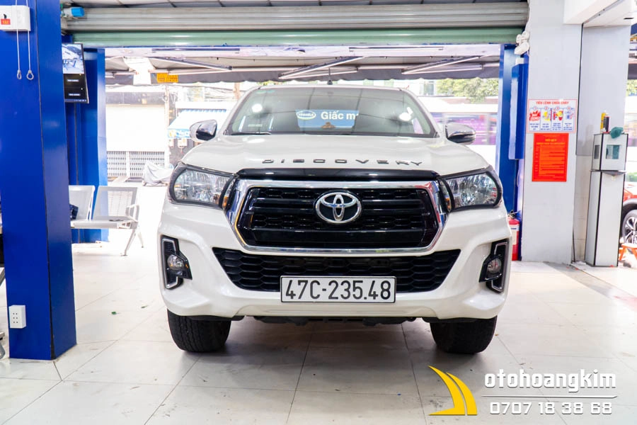 Viền đèn trước Toyota Hilux 2020 đen - Ảnh 1