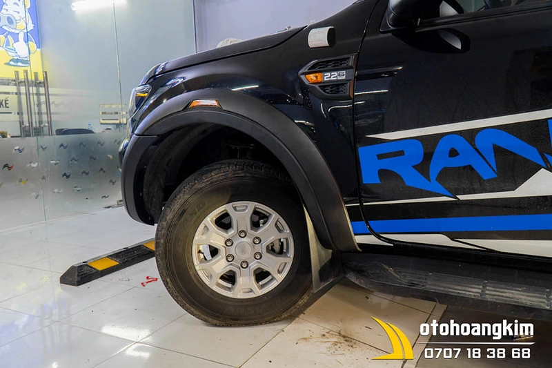 Ốp cua lốp Ford Ranger 2017 bản lớn kiểu led không lỗ cảm biến