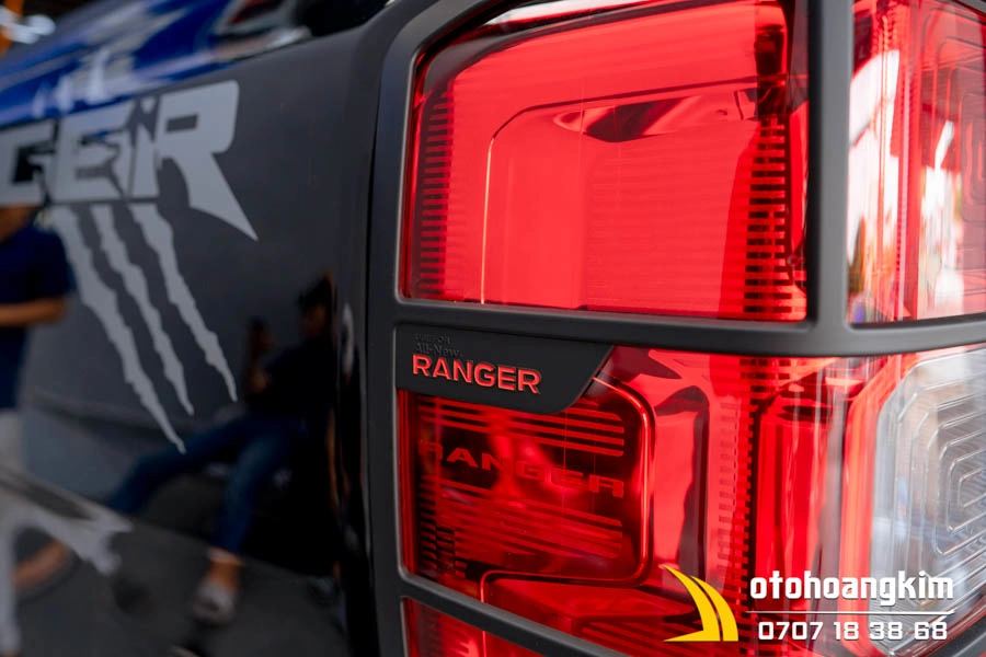 Viền đèn sau Ford Ranger XLS XLT 2022 đen - Ảnh 1