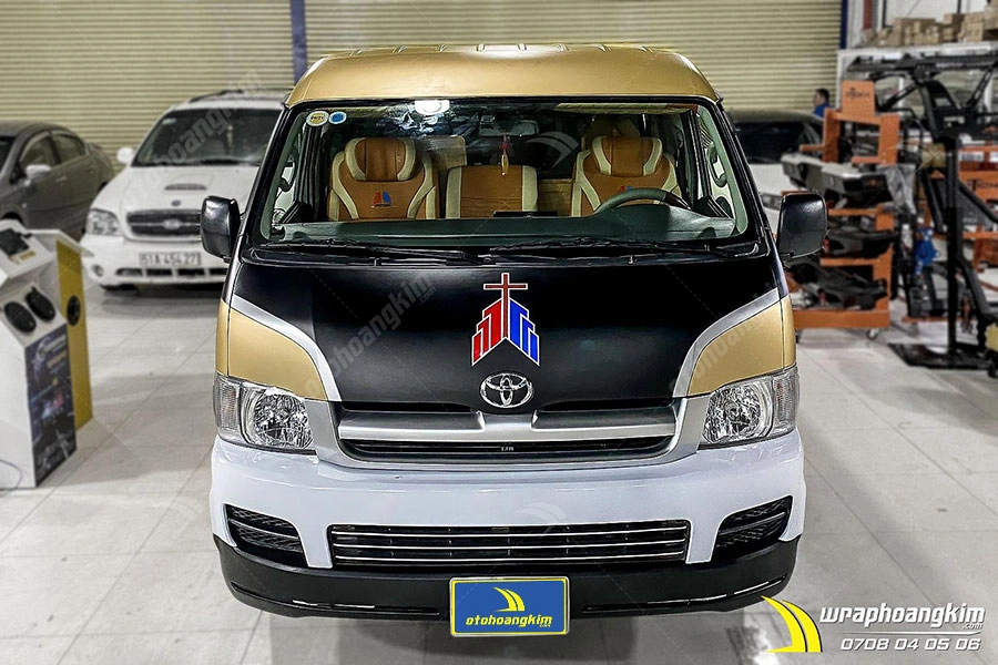 Dán đổi màu mờ bóng sâm panh vàng ánh kim Toyota Hiace - Ảnh 2