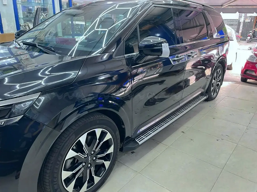 Bậc lên xuống cơ Carnival 2021+ mặt nhôm bi dài - Ảnh 3